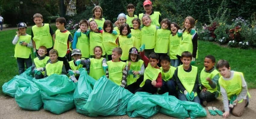 Quentin, 6 ans, élève de CP, rentre de l’école et raconte : « Aujourd’hui avec l’école, on a nettoyé la nature ! On avait mis un t-shirt pour ne pas se salir, et on a même eu le droit de le garder ! ». Et là, il lève à bout de bras, fièrement, un t-shirt au logo de Leclerc « NETTOYONS LA NATURE AVEC E.LECLERC ».